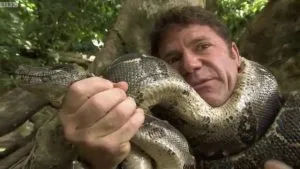 serpente intorno al collo